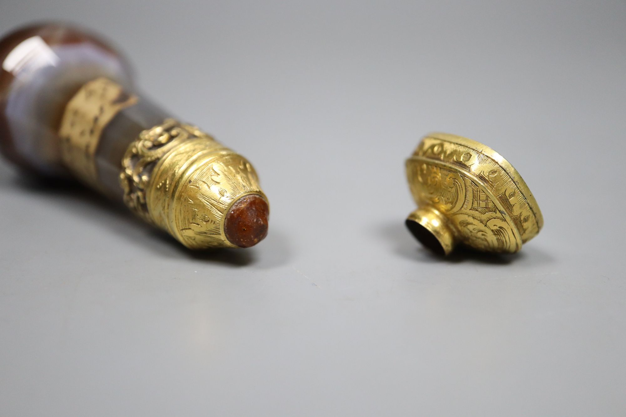 A Victorian gold mounted agate desk seal, with paper label ... given by Queen V..., 8cm, cased (a.f.)